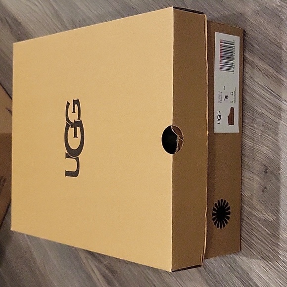 *SOLD* Classic Ultra Mini Uggs - Picture 1 of 5